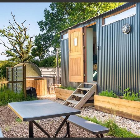 Shepherds Hut With Scandinavian Hot Tub And Hydromassager Sway Exterior photo