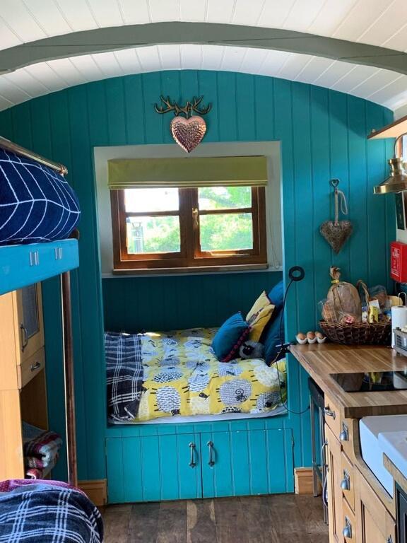 Shepherds Hut With Scandinavian Hot Tub And Hydromassager Sway Exterior photo