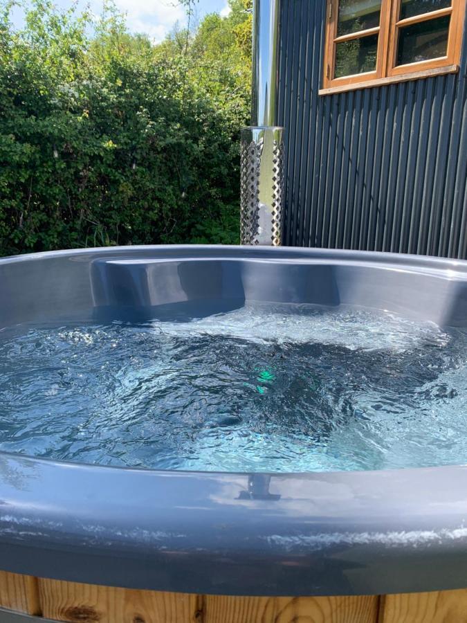 Shepherds Hut With Scandinavian Hot Tub And Hydromassager Sway Exterior photo