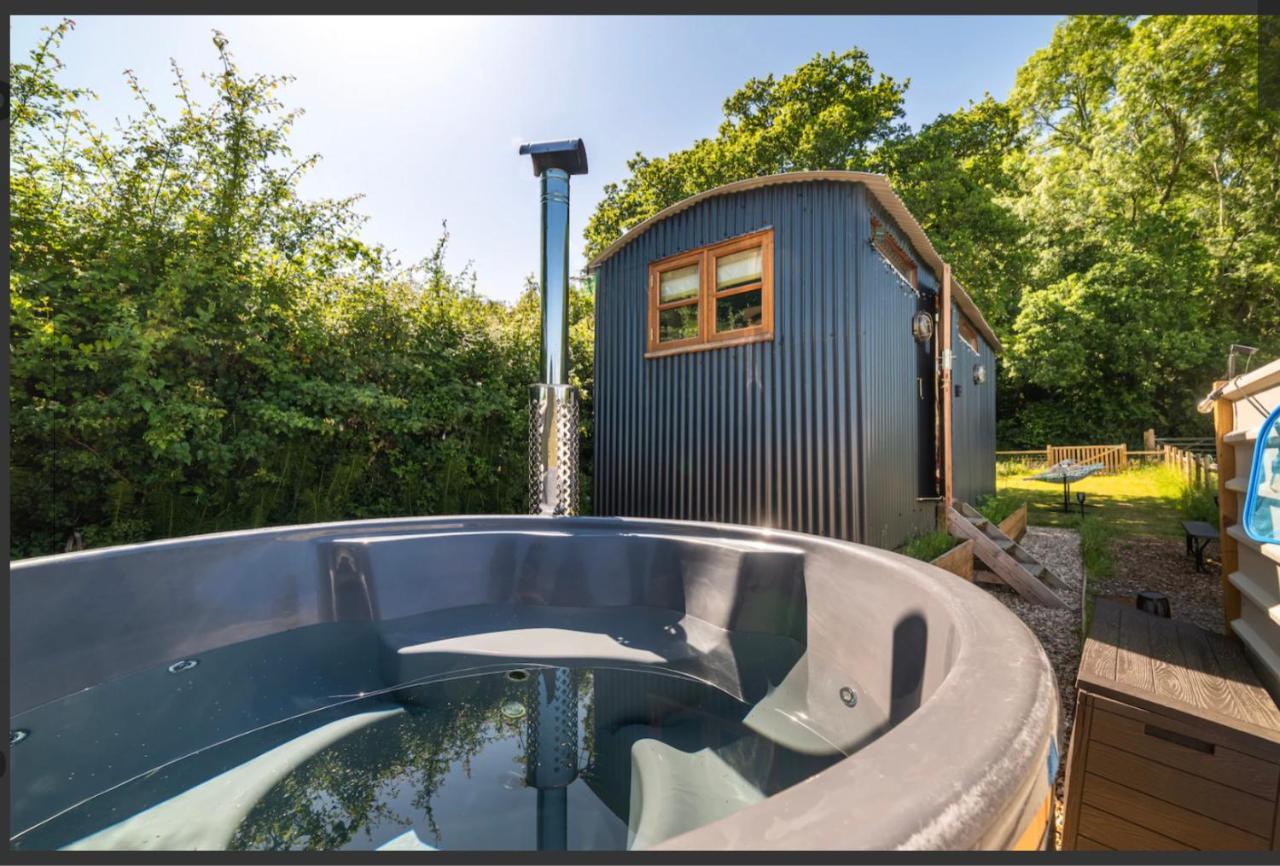Shepherds Hut With Scandinavian Hot Tub And Hydromassager Sway Exterior photo